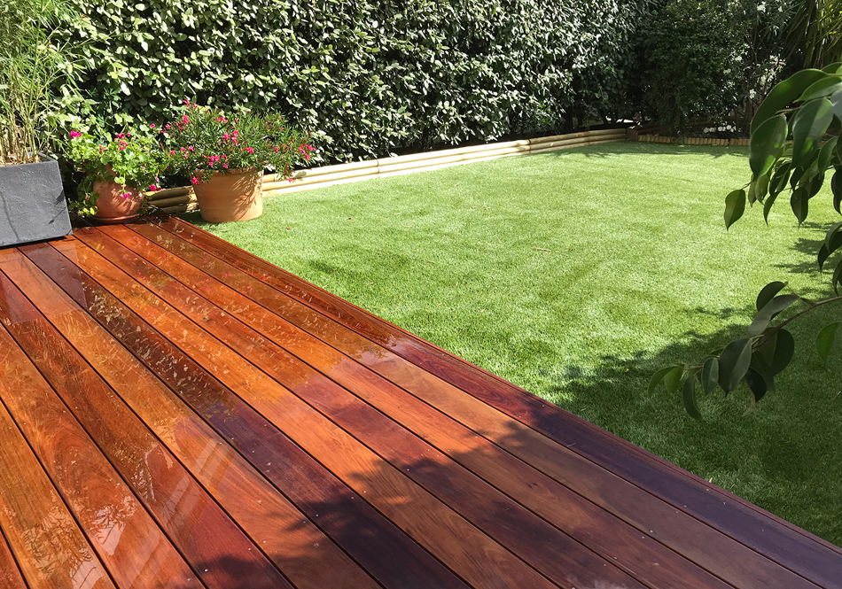 Aménagement de petit jardin type jardinet. Terrasse en bois et pelouse artificielle. Pas d’entretien. Saint-Raphaël 83700 Paysagiste