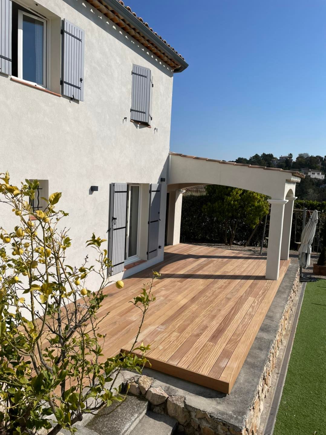 Création jardin | Aménagement d’une terrasse en bois exotique Cumaru - Paysagiste Fréjus 83600