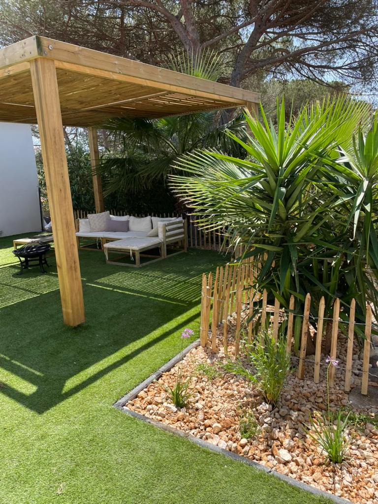 Création Paysagiste Roquebrune-sur-argens pergolas sur mesure avec gazon synthétique.